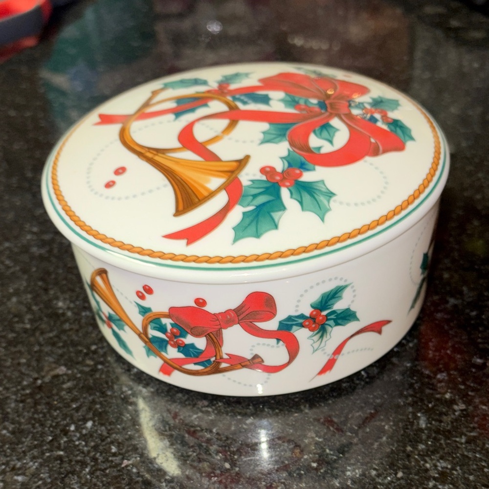Mikasa Vintage Jubilation Porcelain Round Box 1980s Christmas Trinket Dish - Picture 2 of 7